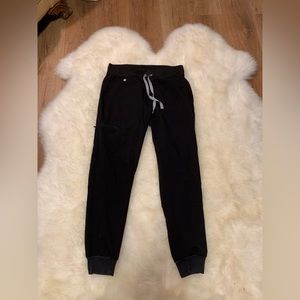 Black Zamora figs scrub jogger in size small